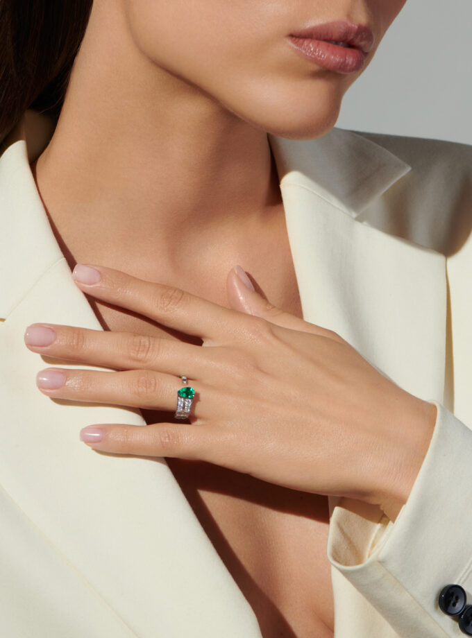 Кольцо геометрия с изумрудом 0,707 кт., муассаниты огранки круг 1 карат