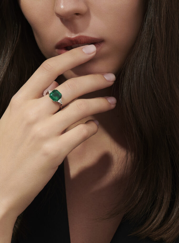 Кольцо изумрудом 4,64 карат и муассанитами 0,38 карат