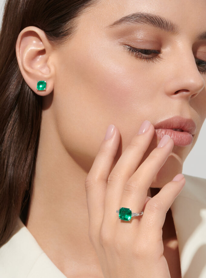 Кольцо с изумрудом 3,81 карата и муассанитами 0,44 карат