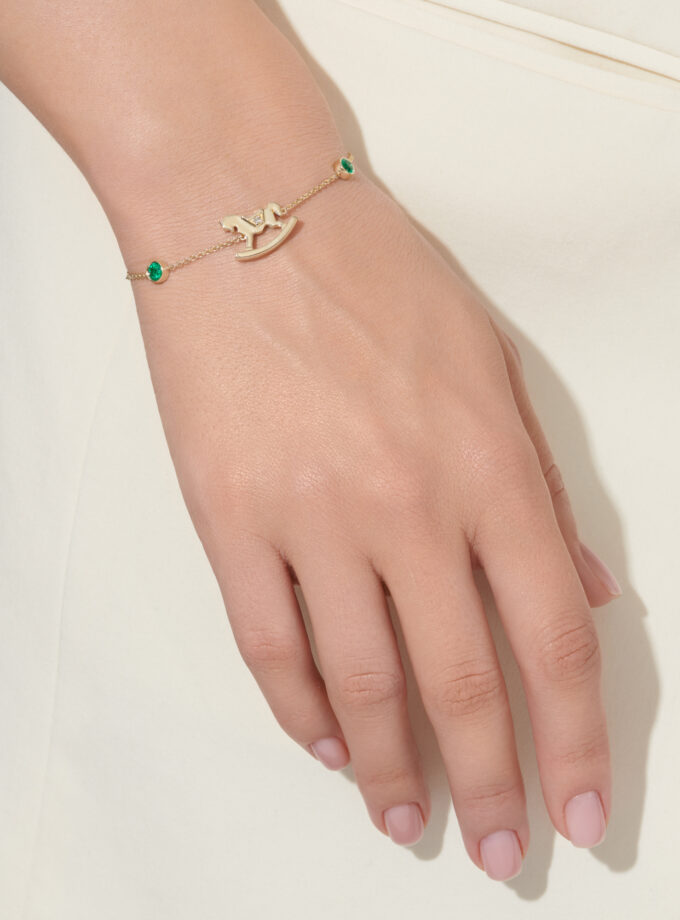 Браслет TOY с бриллиантом 0,024 карата и изумрудами