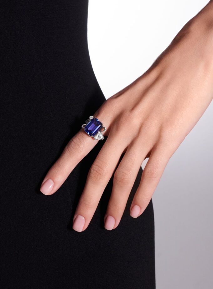 Кольцо бант с сапфиром и муассанитами