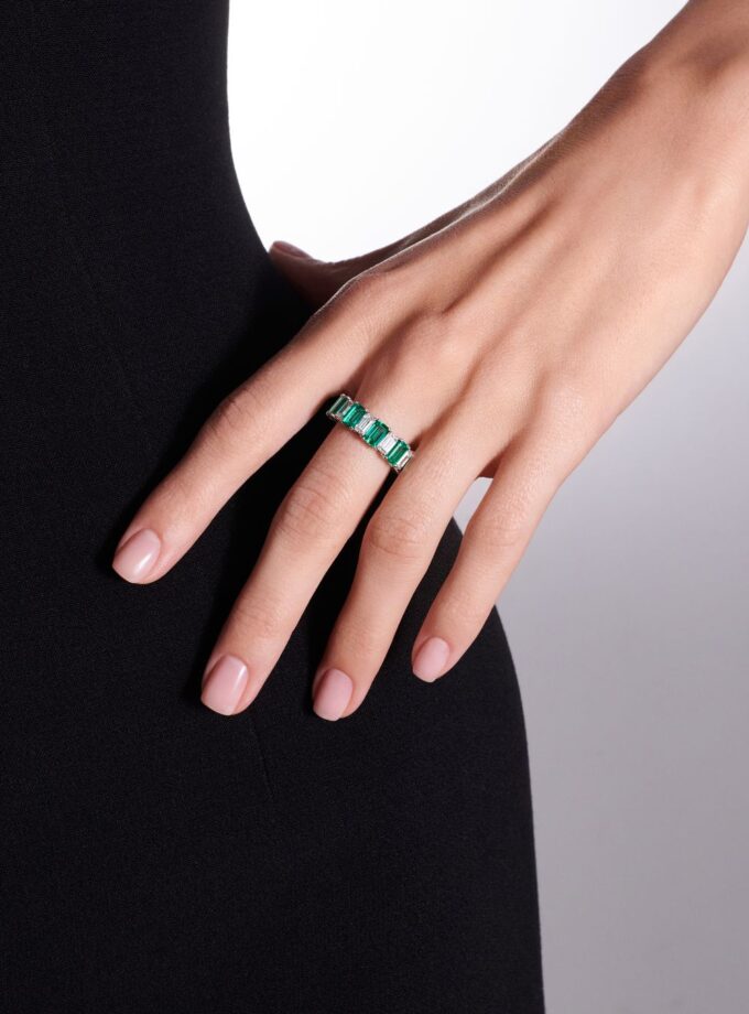Кольцо дорожка с изумрудами и муассанитами