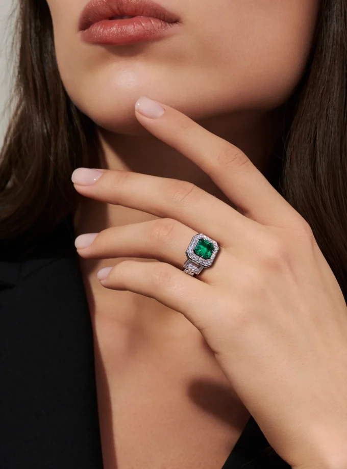 Золотое кольцо геометрия с изумрудами 3,48 кт., муассаниты огранки круг 2,245 карат