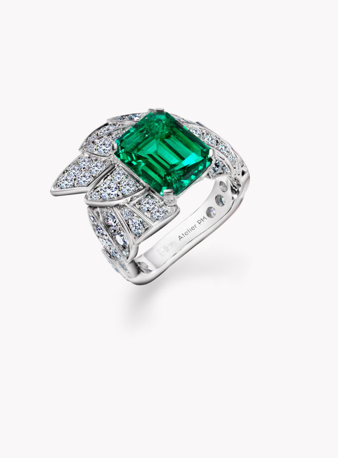 Кольцо крыло с изумрудом 3,5 карата и муассанитами