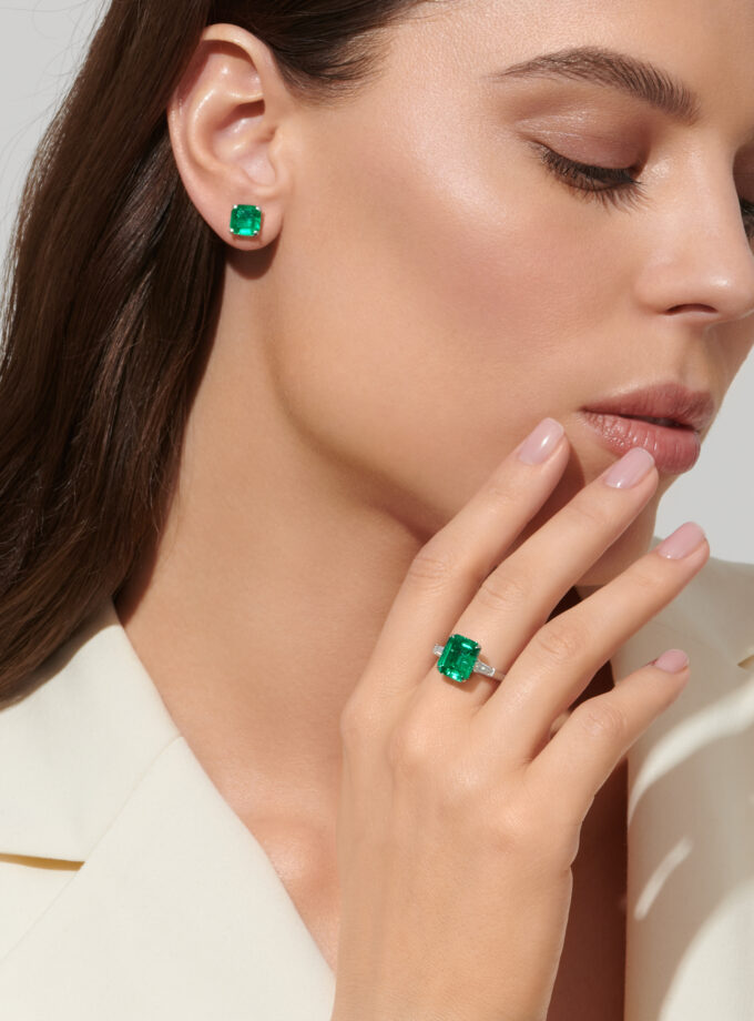 Кольцо с изумрудом 4,40 карата и муассанитами 0,47 карат