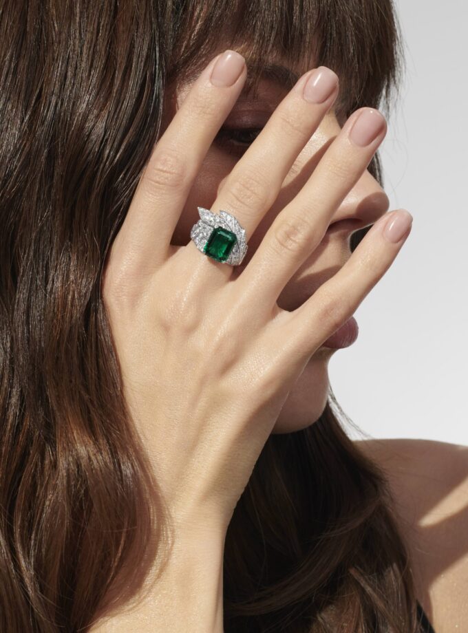 Кольцо крыло с изумрудом 3,5 карата и муассанитами