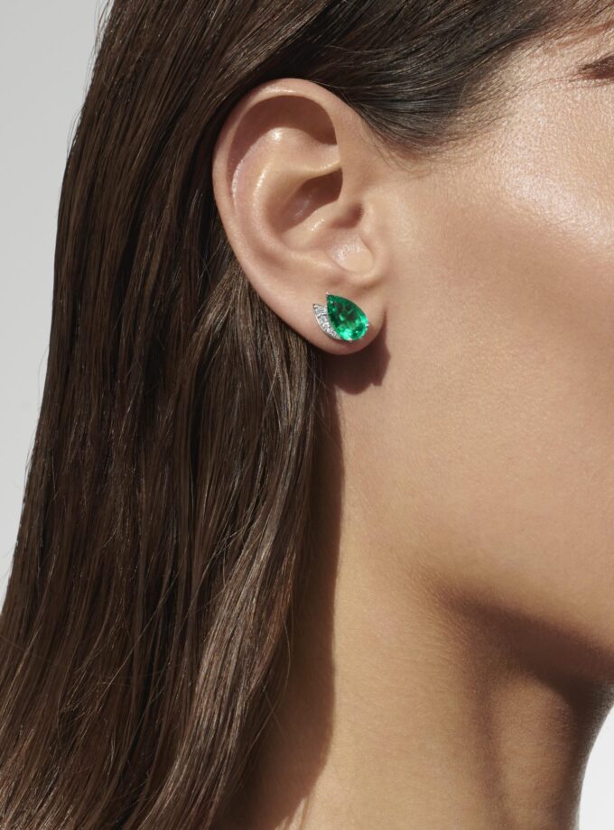 Серьги-пусеты с изумрудом и муассанитами