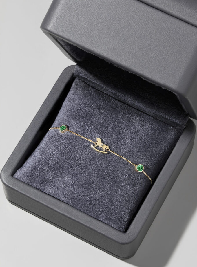 Браслет с бриллиантом и изумрудами