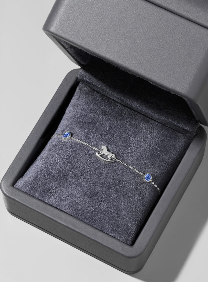 Браслет с бриллиантом и голубыми сапфирами