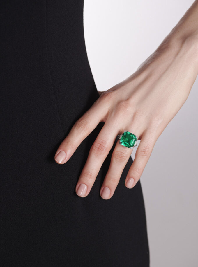 Кольцо с изумрудом 15 карат и бриллиантами