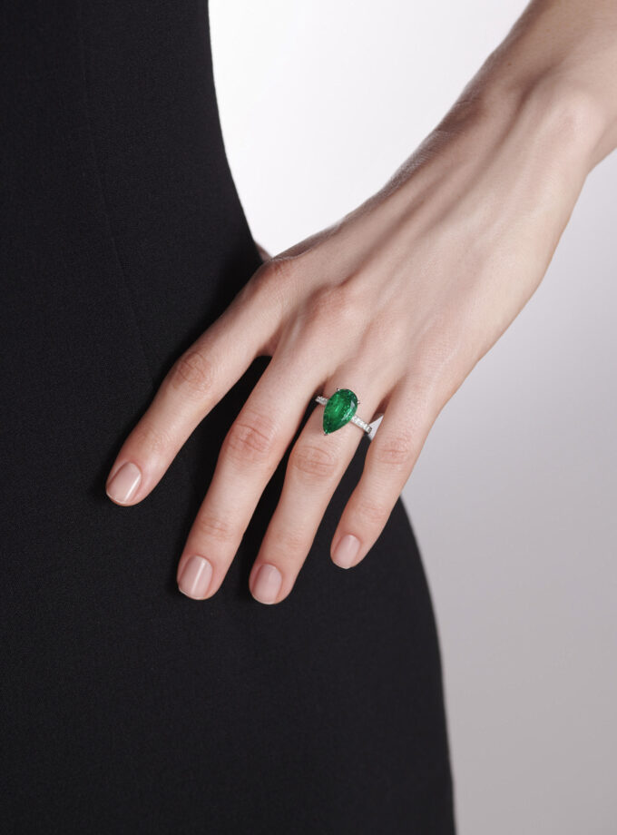 Кольцо с изумрудом и бриллиантами