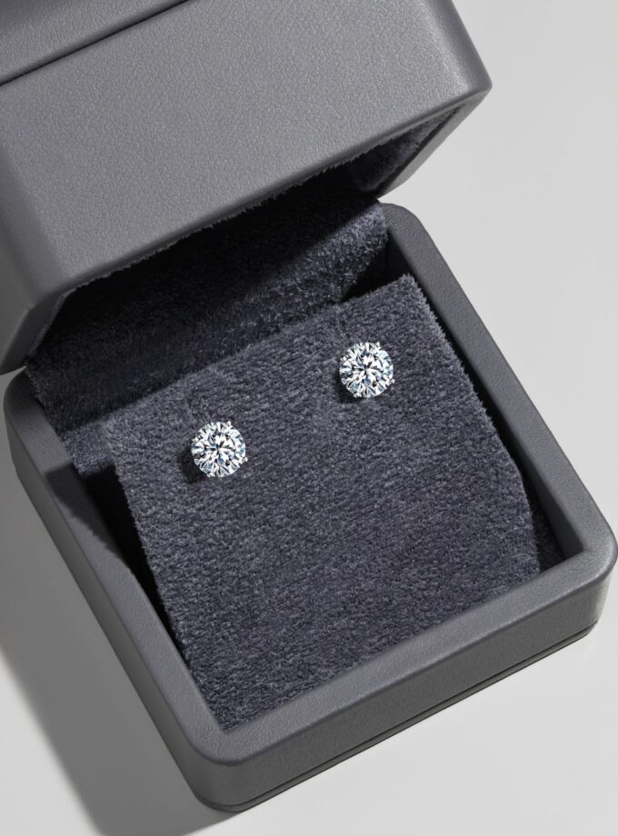 Пусеты с муассанитами 4 карата*